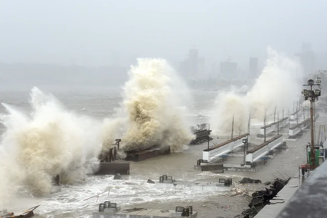 Valovi v Bombaju. FOTO: Sujit Jaiswal/AFP