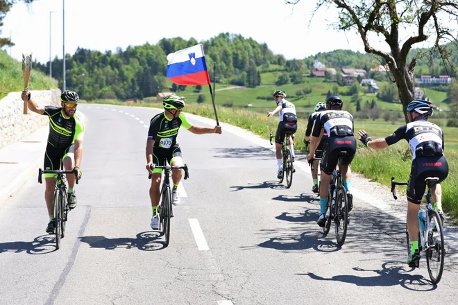 Baklo po Sloveniji spremljajo športniki, v Kobaridu je bila zraven kuharska mojstrica Ana Roš, na Vrhniki Ivan Cankar, na Blokah je srečala celo medveda. FOTO: Aleš Fevžer