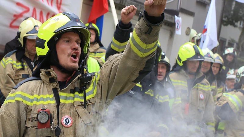 Fotografija: Gasilcem je prekipelo. FOTO: Tomi Lombar/Delo