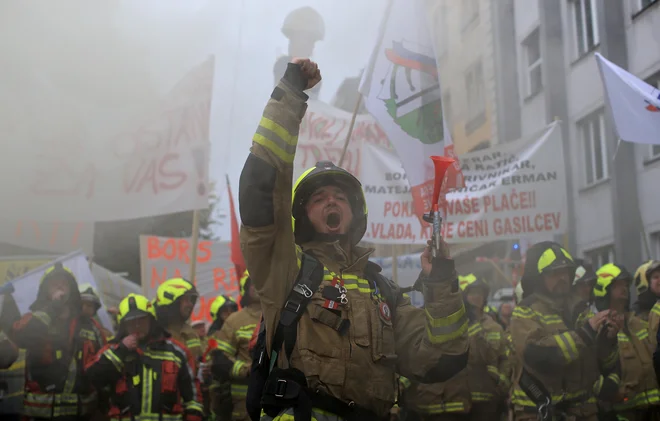 Protestni shod poklicnih gasilcev v Ljubljani leta 2017. FOTO: Tomi Lombar/Delo