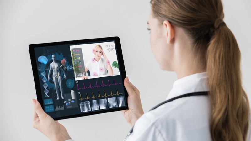 Fotografija: Digitalizacija je vse bolj vpeta v zdravstvo, zato je ponekod že dobro znana tudi obravnava življenjsko neogroženih pacientov po videozvezi. FOTO: Shutterstock