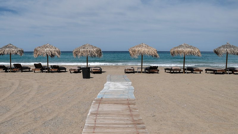 Fotografija: Plaže na grških otokih so še prazne, vendar je že samo turistična agencija TUI do konca maja napovedala 120 poletov v to državo. FOTO: Louisa Gouliamaki/AFP