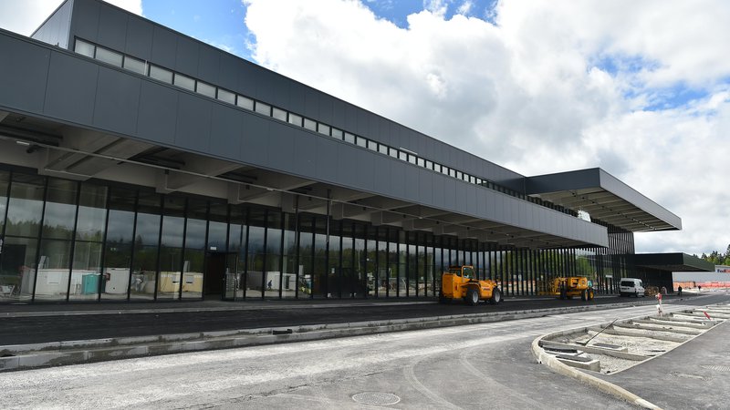 Fotografija: Fraport Slovenija je za novi potniški terminal odštel 21 milijonov evrov. FOTO: Peter Irman
