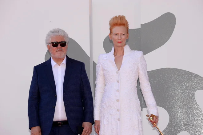 Film s Tildo Swinton, ki je bila vedno Almodóvarjeva velika oboževalka, je tudi prvi njegov film, ki bo v angleškem jeziku. &raquo;Če bi bil v španščini, bi bil preveč melodramatičen,&laquo; je rekel režiser.<br />
FOTO: Giorgio Zucchiatti