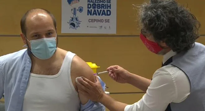 Mario Fafangel je Janeza Poklukarja s cepivom AstraZenece cepil 7. maja. FOTO: Zajem zaslona, RTV Slovenija