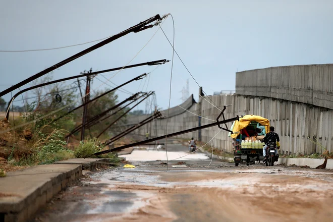 Več sto tisoč ljudi je ostalo brez elektrike. FOTO: Amit Dave/Reuters