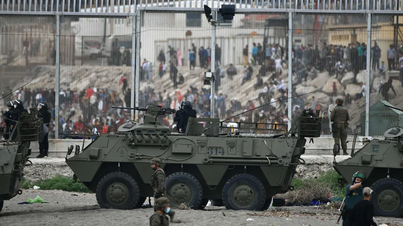 Fotografija: Španska vlada je na južno mejo poslala vojsko. FOTO: Antonio Sempere/Afp