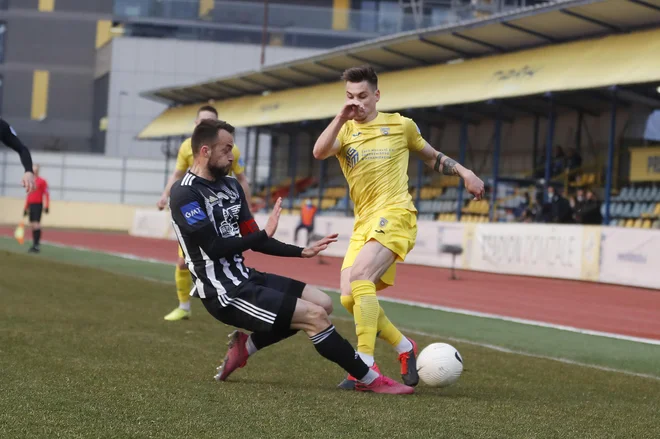 Za Žigo Kousa (levo) in Sobočane le zmaga proti Domžalčanom omogoča sproščen in spektakularen derbi v zadnjem kolu v Ljudskem vrtu. FOTO: Leon Vidic/Delo