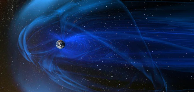 Sončevo magnetno polje potiska, drega in usmerja kozmične žarke pri potovanju po osončju. Po razgibani poti žarki naposled dosežejo Zemljino magnetno polje. Delci s Sonca se ujamejo v magnetne silnice in večinoma vstopijo v atmosfero v bližini severnega in južnega magnetnega pola. Shutterstock