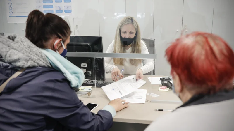 Fotografija: Uradniki na Tobačni so v teh dneh zasuti z vlogami za zamenjavo dokumentov, telefonska centrala pregoreva, stranke pa so, razumljivo, slabe volje. FOTO: Uroš Hočevar/Delo