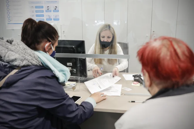 Uradniki na Tobačni so v teh dneh zasuti z vlogami za zamenjavo dokumentov, telefonska centrala pregoreva, stranke pa so, razumljivo, slabe volje. FOTO: Uroš Hočevar/Delo