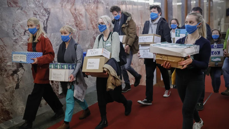 Fotografija: Oddaja podpisov v državni zbor za razpis referenduma proti spornemu zakonu o vodah, 19. maja 2021. FOTO: Uroš Hočevar/Delo