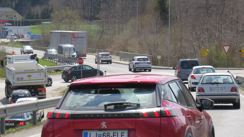 Fotografija: Leta 2019 so na cesti Škofljica–Rašica našteli 8798 motornih vozil na dan. Lani se je števec zaradi epidemije ustavil pri 7500 vozilih na dan. FOTO: Bojan Rajšek/Delo