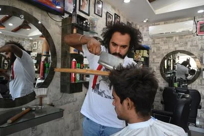 Tako frizira Ali Abas v Lahoreju. FOTO: Arif Ali/AFP