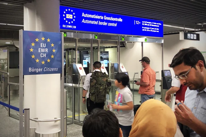 Neimenovani diplomatski viri omenjajo dogovore glede odpiranja meja EU za vse cepljene prišleke. To bi izrazito koristilo panogi turizma. FOTO: Jure Eržen/Delo