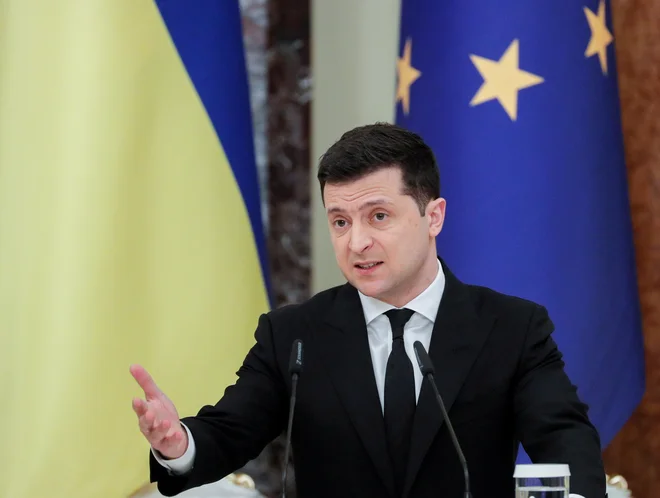 O tem, kako se ukrajinski predsednik Volodimir Zelenski (na fotografiji) neuspešno trudi, da bi se o krizi na jugovzhodu njegove države iz oči v oči pogovoril s svojim ruskim kolegom Vladimirjem Putinom, ni več poročil. FOTO: Reuters