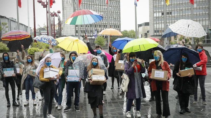 Fotografija: Oddaja podpisov v Državni zbor za razpis referenduma proti škodljivemu Zakonu o vodah. FOTO: Uroš Hočevar/Delo