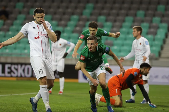 Nogometaši Olimpije so doživeli nov spodrsljaj, potem ko so izgubili z igralci Tabora iz Sežane. FOTO: Voranc Vogel/Delo