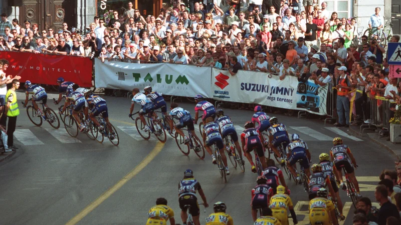 Fotografija: Gostovanje Gira v Sloveniji si je leta 2001 ob trasi ogledalo okoli 100.000 gledalcev. FOTO: Matej Družnik/Delo