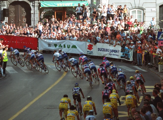 Gostovanje Gira v Sloveniji si je leta 2001 ob trasi ogledalo okoli 100.000 gledalcev. FOTO: Matej Družnik/Delo