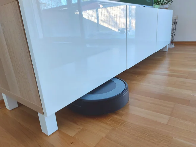 iRobot brez težav posesa tudi pod nižjimi regali. FOTO: osebni arhiv