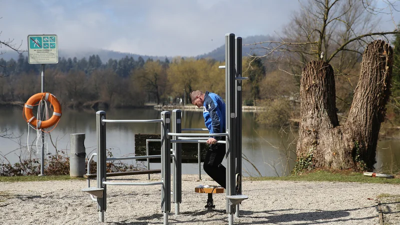 Fotografija: V Ljubljani je približno 150 površin za šport v naravi; ob Koseškem bajerju, denimo, so športni otok za ulično vadbo in naprave za fitnes na prostem. FOTO: Leon Vidic/Delo