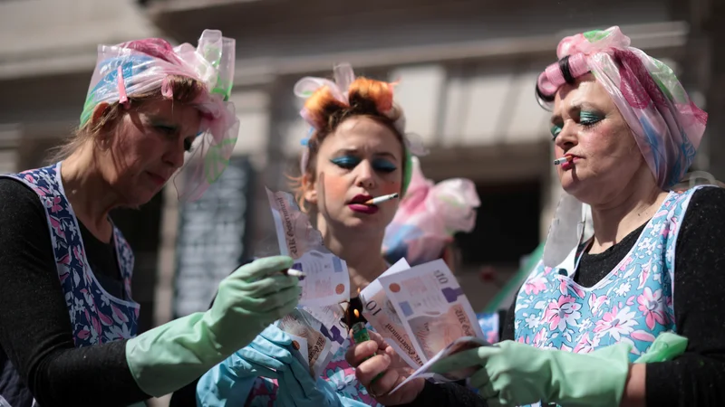 Fotografija: Člani okoljske aktivistične skupine Extinction Rebellion pred Muzejem znanosti v Londonu izvajajo protestni performans. FOTO: Hannah Mckay/Reuters