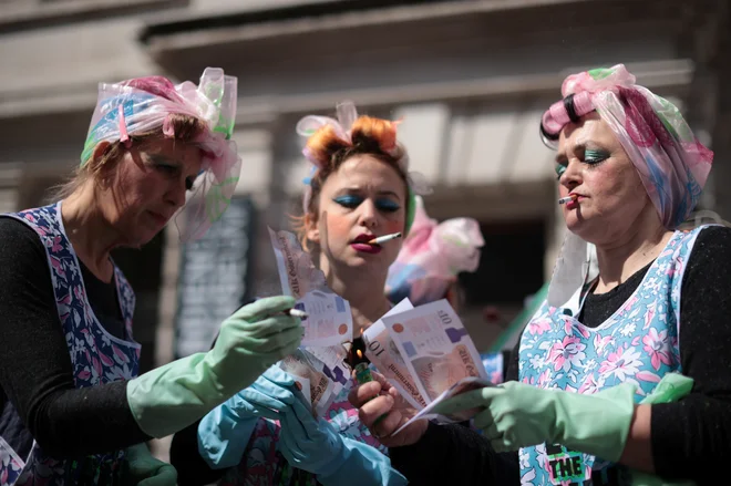 Člani okoljske aktivistične skupine Extinction Rebellion pred Muzejem znanosti v Londonu izvajajo protestni performans. FOTO: Hannah Mckay/Reuters