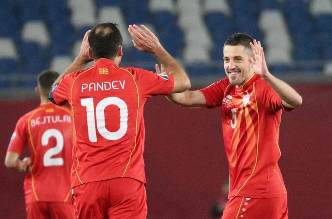 Takole so se Goran Pandev in druščina veselili prve uvrstitve na euro. FOTO: Irakli Gedenidze/Reuters