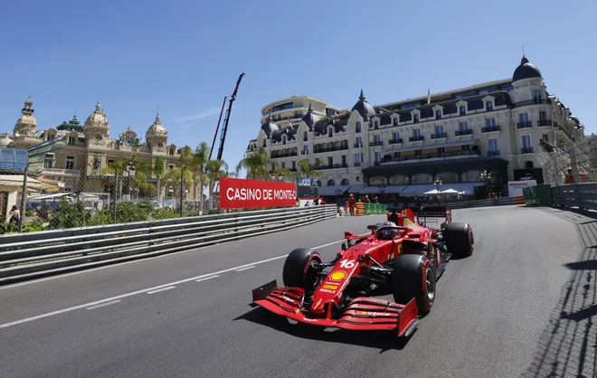 Charles Leclerc je prijetno presenetil z najboljšim dosežkom dneva v Monte Carlu. FOTO: Eric Gaillard/Reuters