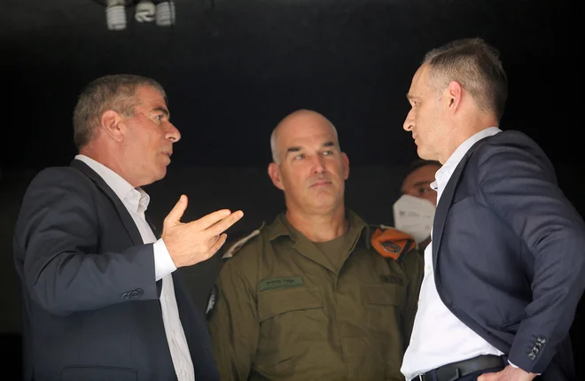 Nemški zunanji minister Heiko Maas (desno) v pogovoru z Izraelskim zunanjim ministrom in izraelskim vojaškim poveljnikom. FOTO: Gil Cohen-magen/Afp