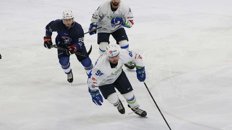 Fotografija: Slovenski hokejisti so se v vseh štirih nastopih doslej na turnirju odrezali z bojevito igro. FOTO: Jože Suhadolnik/Delo