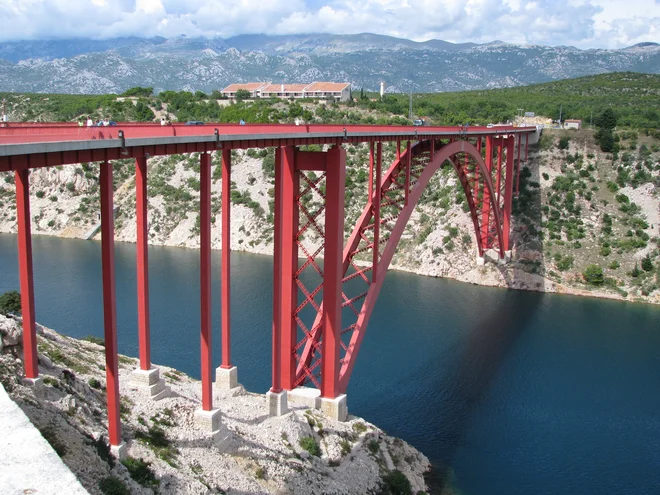 Masleniški most pripoveduje svojo doživeto zgodbo, saj simbolizira vse ključne prelomne trenutke obratovanja te ceste. FOTO: Wikipedija