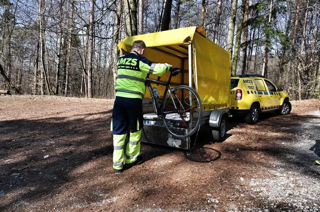 Nove storitve se osredotočajo na nove oblike mobilnosti, med aktualnimi je pomoč kolesarjem na cesti. FOTO: Amzs