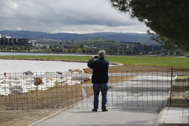 Obmorski park dobiva zeleno podobo, ki pa bo le začasna. FOTO: Leon Vidic/Delo