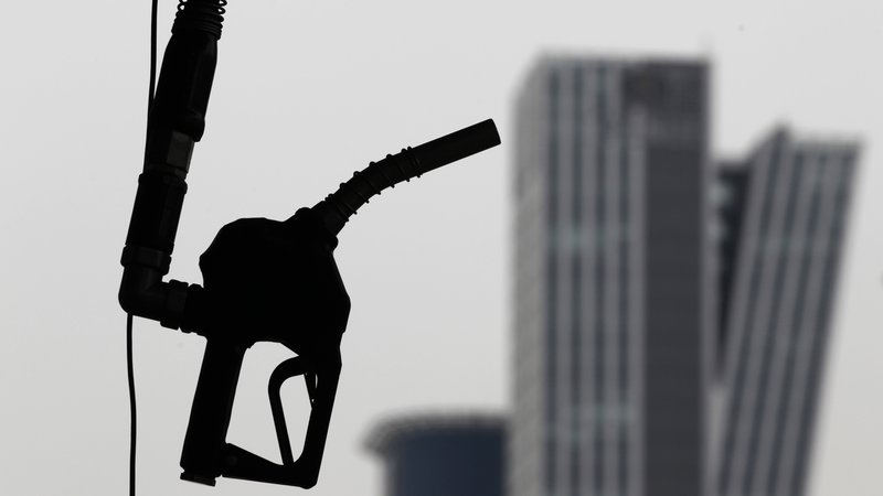 Fotografija: Višje cene nafte so podražile tudi gorivo na črpalkah.
FOTO: Lee Jae Won/Reuters
