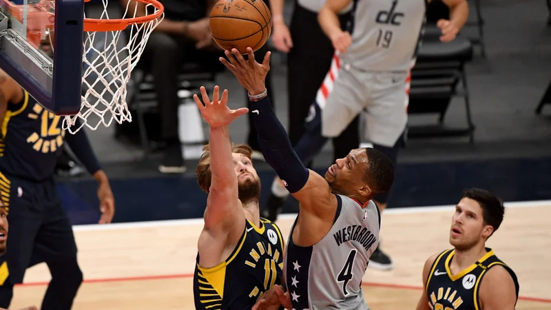 Fotografija: Russell Westbrook je izgubil dvoboj z Domantasom Sabonisem, a v moštvenem dvoboju je bil Washington boljši od Indiane in se je uvrstil v končnico NBA, kjer se bo v prvem krogu poemril s Philadelphio. FOTO: Will Newton/AFP