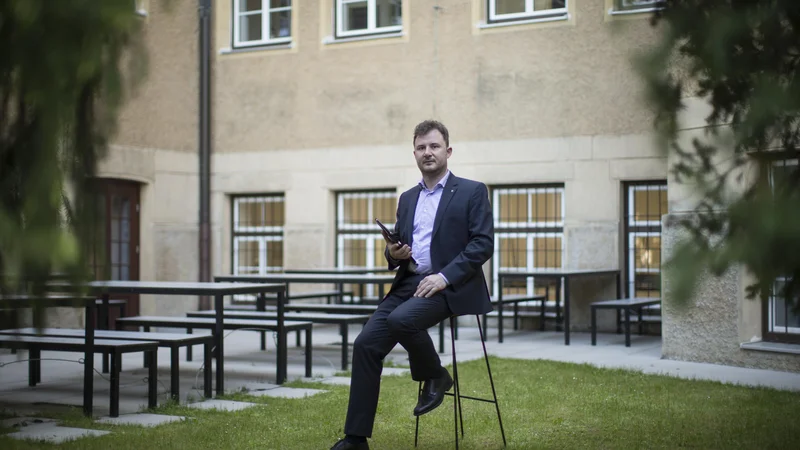 Fotografija: Ravnatelj Gregor Deleja pred Gimnazijo Celje - Center: »Navdušenje nad branjem bi zdaj moral biti globalni projekt. V trenutkih, ko je ves svet vezan na ne vem koliko znakov v enem tvitu, je branje nekaj, kar nas – pa sploh ne mislim dramatično – lahko reši.« FOTO: Jure Eržen/Delo
