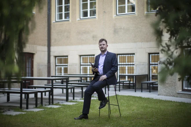 Ravnatelj Gregor Deleja pred Gimnazijo Celje - Center: &raquo;Navdušenje nad branjem bi zdaj moral biti globalni projekt. V trenutkih, ko je ves svet vezan na ne vem koliko znakov v enem tvitu, je branje nekaj, kar nas &ndash; pa sploh ne mislim dramatično &ndash; lahko reši.&laquo; FOTO: Jure Eržen/Delo