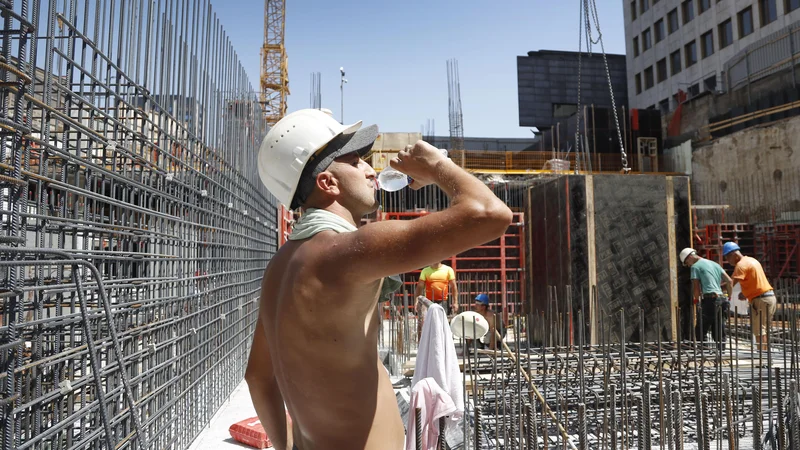 Fotografija: Gradbeništvo je bilo med zmagovalci epidemičnega leta 2020, izhaja iz Ajpesovih podatkov o lanskem poslovanju gospodarstva. FOTO: Leon Vidic/Delo