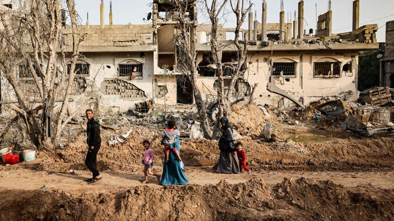 Fotografija: Prebivalci Gaze se vračajo na svoje opustošene domove. FOTO: Mohammed Abed/AFP