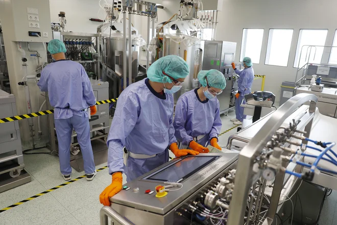 Novartis preučuje dodatne možnosti za podporo globalni preskrbi s cepivi proti covidu-19.&nbsp;FOTO: Leon Vidic/Delo
