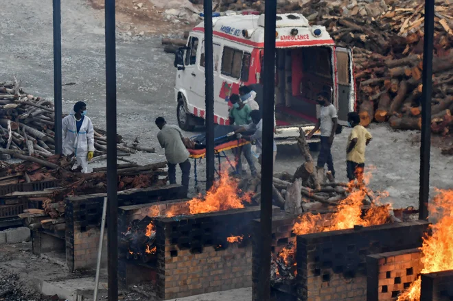 Sežiganje trupel umrlih v Indiji. FOTO: Samuel Rajkumar/Reuters