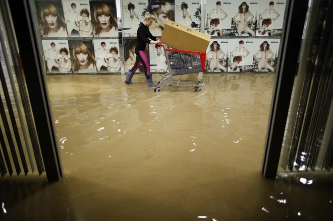 Namesto naprej se zdi, da se premikamo nazaj. FOTO: Dado Ruvić/Reuters