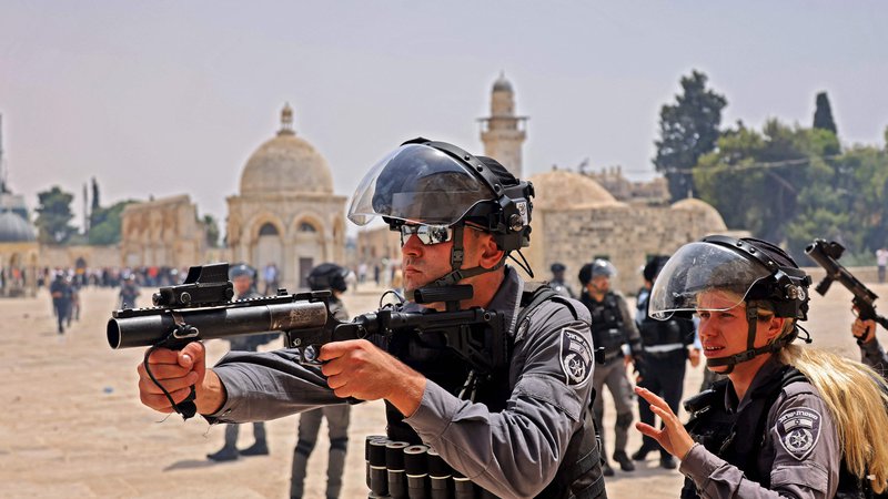Fotografija: Izraelska policija je napdla Palestince na podorčju mošeje Al-Aksa. FOTO: Ahmad Gharabli/AFP