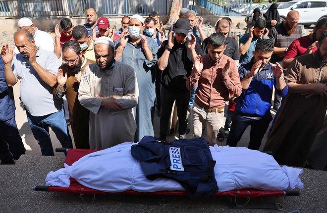 Pogreb palestinskega novinarja, ki ga je ubila izraelska vojska. FOTO: Mohammed Abed/AFP