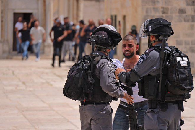 Izraelska polciija je danes poškodovala najmanj 38 Palestincev. FOTO: Ahmad Gharabli/AFP