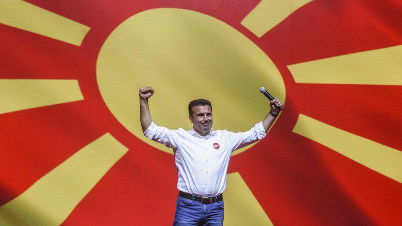 Fotografija: Predsednik vlade Severne Makedonije Zoran Zaev, ki je našel skupni jezik z Grčijo, zdaj išče pot še iz blokade Bolgarije, ki njegovemu narodu ne priznava nacionalne identitete. Foto Robert Atanasovski/AFP