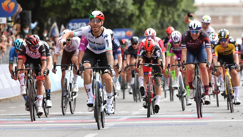 Fotografija: Giacomo Nizzolo se je na cilju zelo razveselil uspeha. FOTO: Jennifer Lorenzini/Reuters