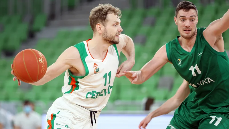 Fotografija: Ob zadnjem soočenju 24. aprila je Cedevita Olimpija ugnala Krko z 99:72. Levo Jaka Blažič, desno Jan Kosi. FOTO: Cedevita Olimpija